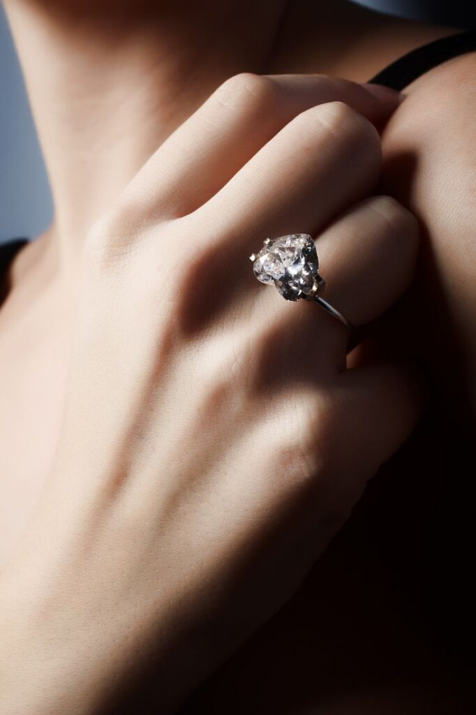 Anello con diamante a cuore indossato